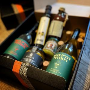 Geschenkpakket met delicatessen en wijn