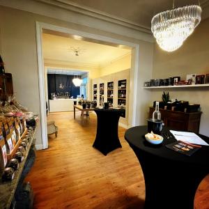 Binnen in de oude woonkamer van het handelshuis