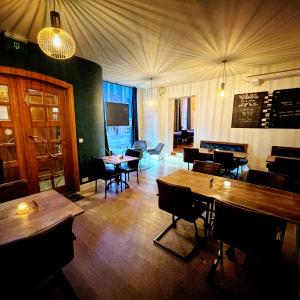 De wijnbar, destijds de doorrit van de straat naar de magazijnen