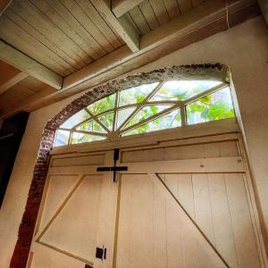 Originele poort van het oude magazijn