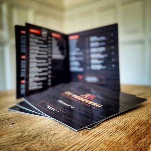 Een uitgebreide kaart met dranken en hapjes