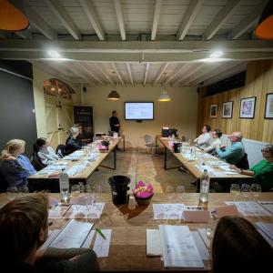 Een aangename setting voor de wijncursus 