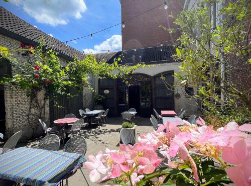 Genieten van lekkere wijn op een zomers terras